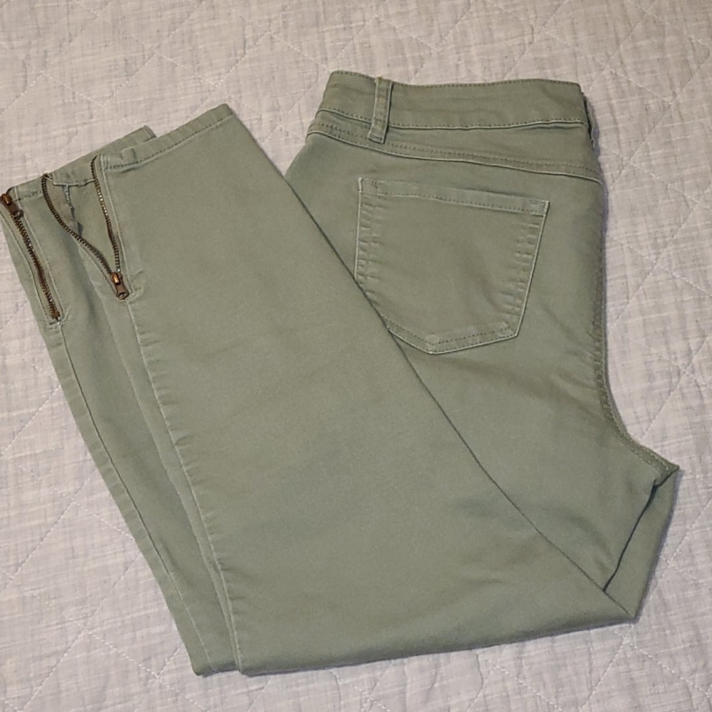 Womens Green Capri with Zipper detailing